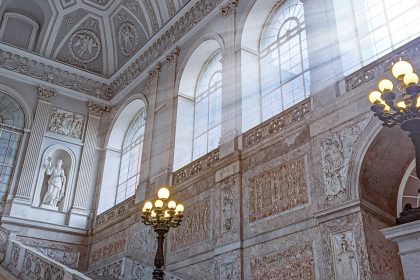 Scalone del Palazzo Reale di Napoli. Foto sul blog di viaggi "Nerd in Spalla: viaggiatori poco seri" dedicato al pop-culture tourism