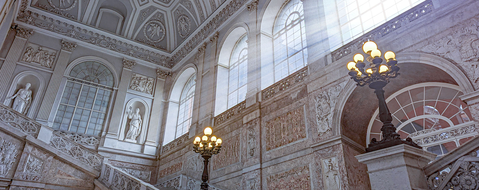 Scalone del Palazzo Reale di Napoli. Foto sul blog di viaggi "Nerd in Spalla: viaggiatori poco seri" dedicato al pop-culture tourism