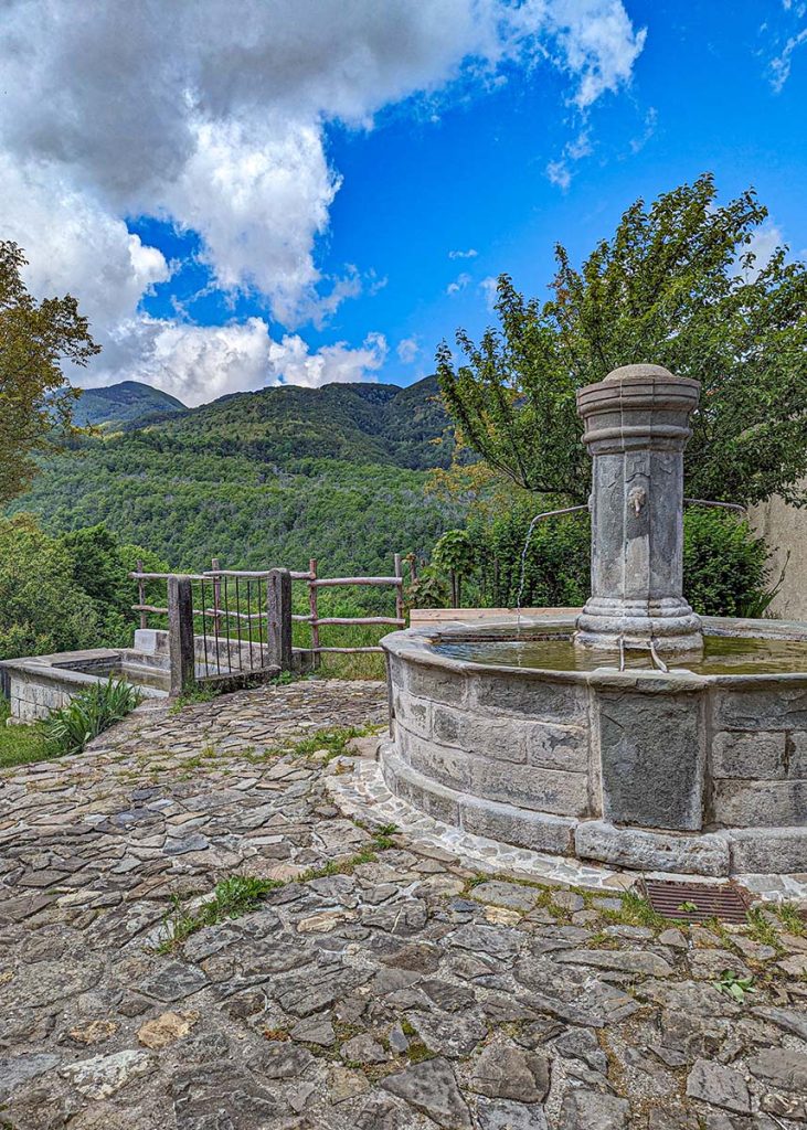 Fontana a sesta inferiore vicino a Corniglio (Parma). Foto sul blog di viaggi "Nerd in Spalla: viaggiatori poco seri" dedicato alla pop culture