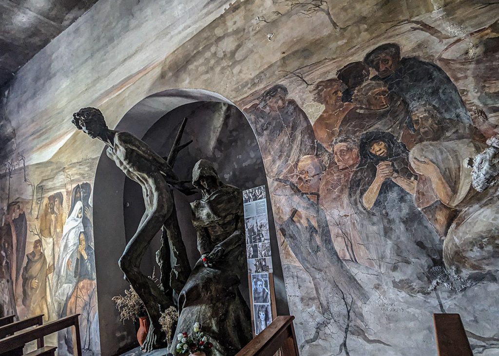 Affreschi di Madoi nella chiesa di San Rocco a Sesta Inferiore vicino a Corniglio (Parma). Foto sul blog di viaggi "Nerd in Spalla: viaggiatori poco seri" dedicato alla pop culture