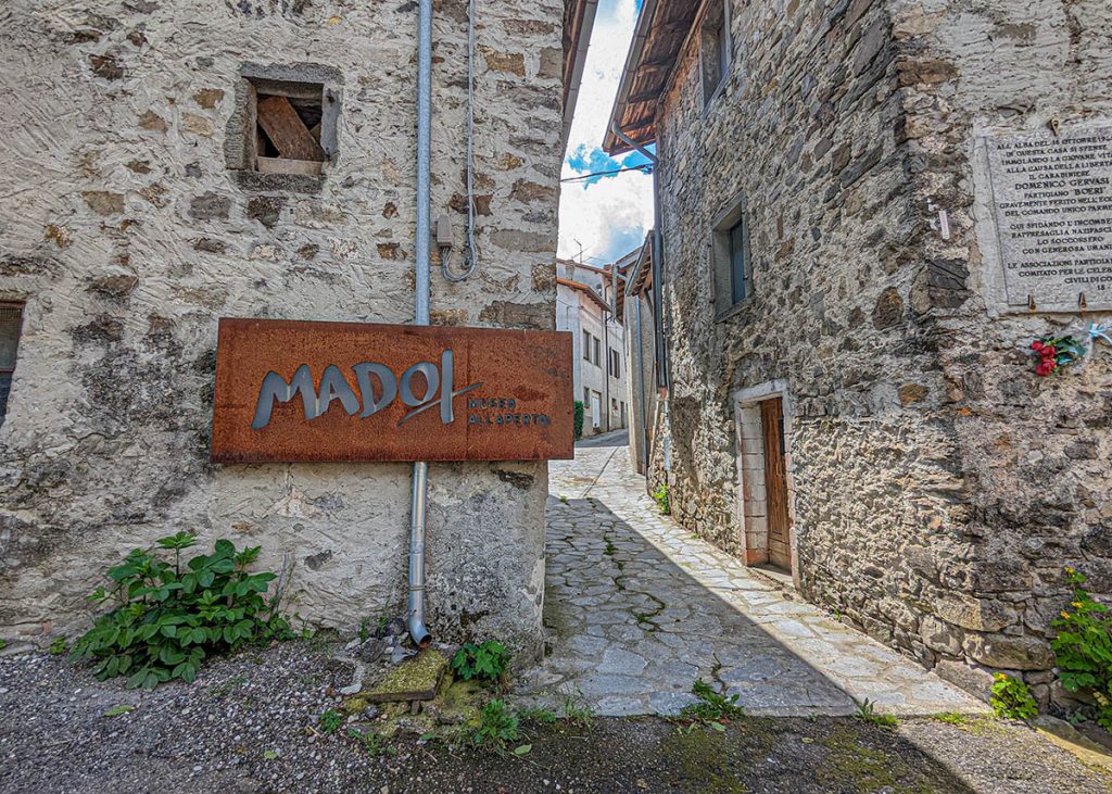 Madoi museo all'aperto a Sesta Inferiore vicino a Corniglio (Parma). Foto sul blog di viaggi "Nerd in Spalla: viaggiatori poco seri" dedicato alla pop culture