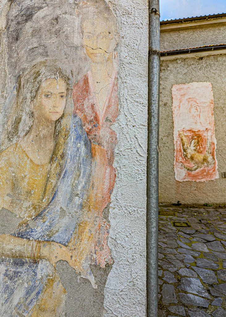 Affresco nel museo all'aperto Madoi a Sesta Inferiore. Foto sul blog di viaggi "Nerd in Spalla: viaggiatori poco seri" dedicato alla pop culture