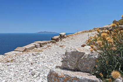 Fiori sul sentiero vista mare nell'Antica Thera, un'antica città greca sul mare a Santorini (Grecia). Foto su "Nerd in Spalla: viaggiatori poco seri"