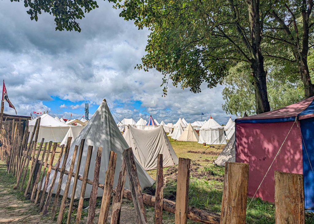 Tende in un accampamento alla battaglia di Grunwald in Polonia. Foto sul blog di viaggi "Nerd in Spalla: viaggiatori poco seri".