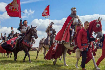 Cavalieri alla battaglia di Grunwald in Polonia. Foto sul blog di viaggi "Nerd in Spalla: viaggiatori poco seri".