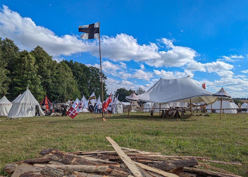 Tende in un accampamento alla battaglia di Grunwald in Polonia. Foto sul blog di viaggi "Nerd in Spalla: viaggiatori poco seri".