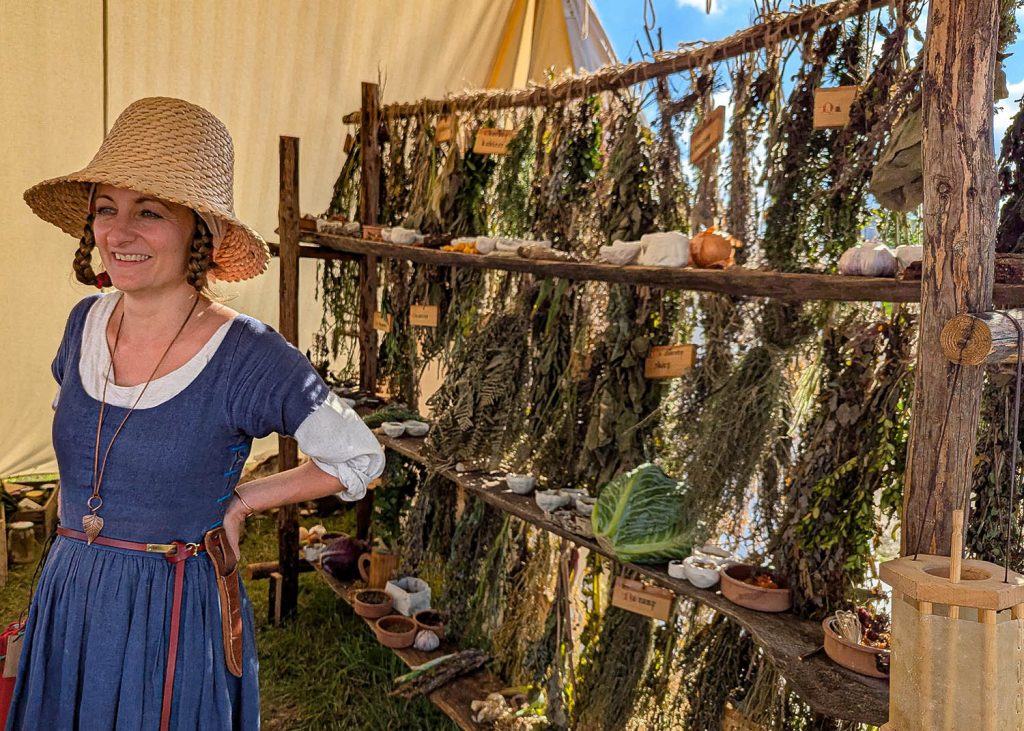 Un'erborista alla rievocazione della battaglia di Grunwald in Polonia. Foto sul blog di viaggi "Nerd in Spalla: viaggiatori poco seri".