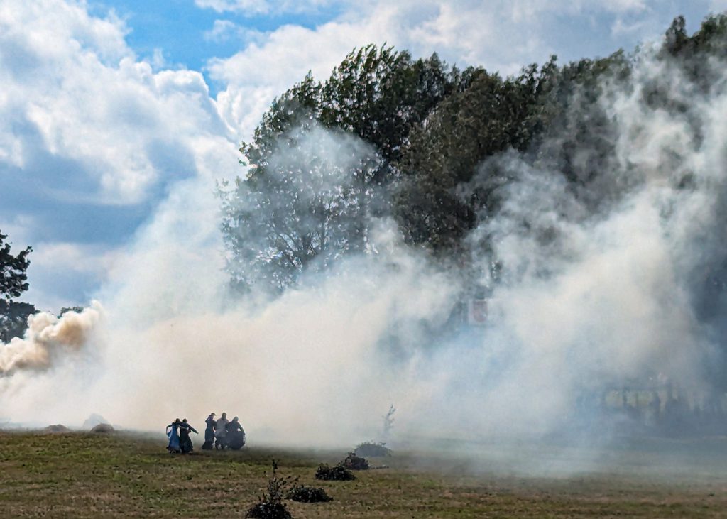 Contadini in fuga alla rievocazione della battaglia di Grunwald in Polonia. Foto sul blog di viaggi "Nerd in Spalla: viaggiatori poco seri".
