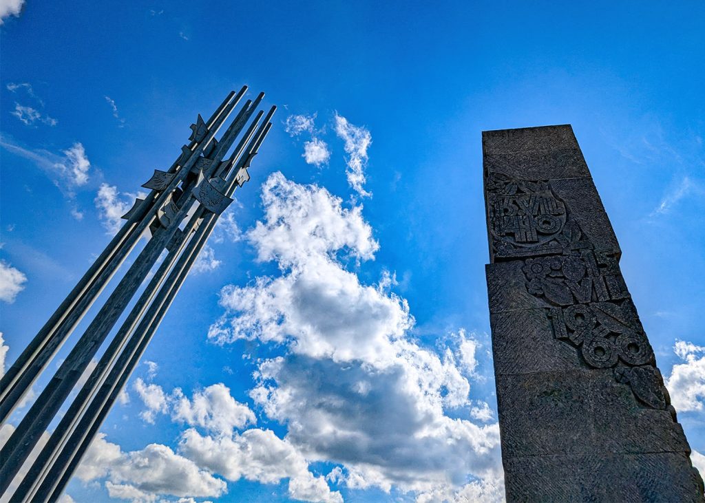 Monumenti sul campo della battaglia di Grunwald in Polonia. Foto sul blog di viaggi "Nerd in Spalla: viaggiatori poco seri".