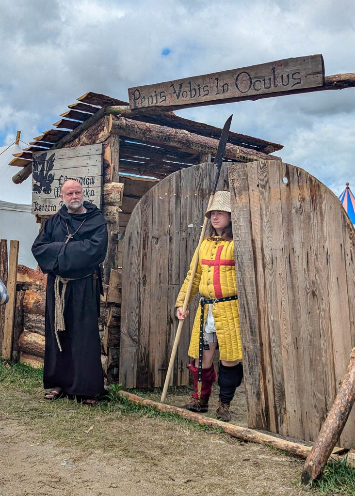 Ingresso di un accampamento alla rievocazione della battaglia di Grunwald in Polonia. Foto sul blog di viaggi "Nerd in Spalla: viaggiatori poco seri".