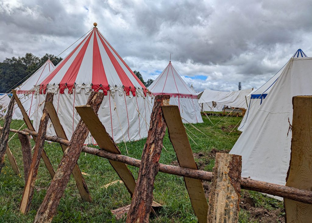 Tende in un accampamento alla rievocazione della battaglia di Grunwald in Polonia. Foto sul blog di viaggi "Nerd in Spalla: viaggiatori poco seri".