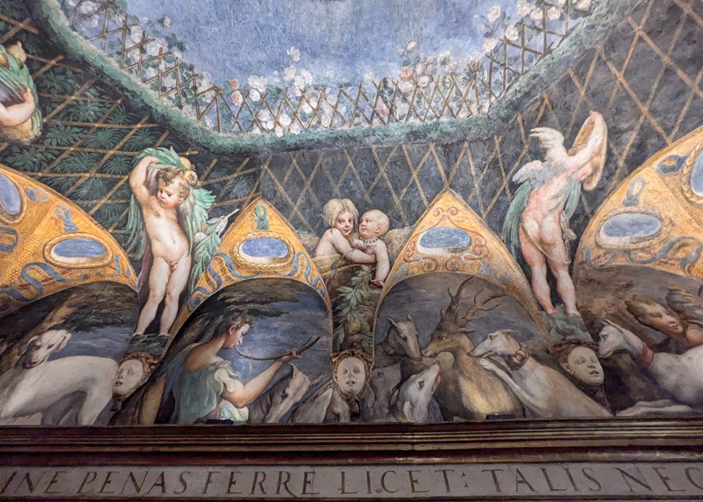 Atteone assalito dai cani nell'affresco del Parmigianino a Rocca Sanvitale di Fontanellato. Foto sul blog di viaggi "Nerd in Spalla: viaggiatori poco seri"