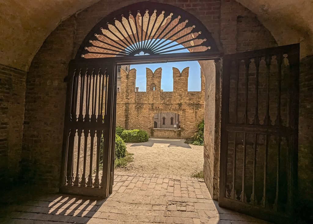 Cancello sul giardino di Flora a Rocca Sanvitale di Fontanellato. Foto sul blog di viaggi "Nerd in Spalla: viaggiatori poco seri"