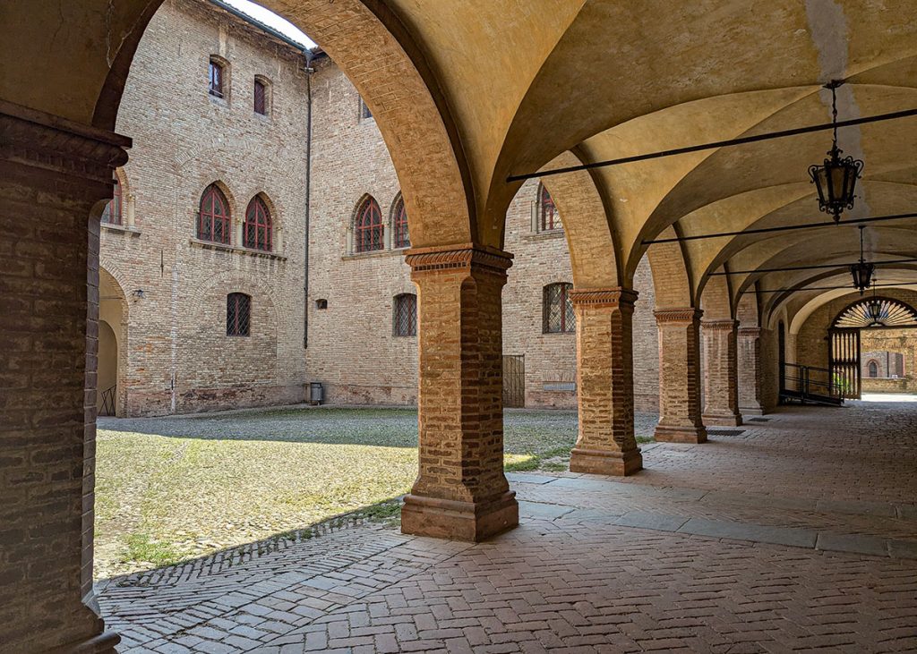 Un colonnato a Rocca Sanvitale di Fontanellato. Foto sul blog di viaggi "Nerd in Spalla: viaggiatori poco seri"