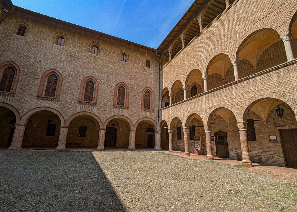 Corte con loggiato a Rocca Sanvitale di Fontanellato. Foto sul blog di viaggi "Nerd in Spalla: viaggiatori poco seri"