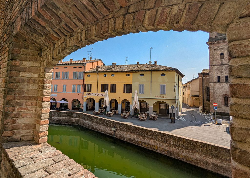 Finestra che da sulla piazza da Rocca Sanvitale di Fontanellato. Foto sul blog di viaggi "Nerd in Spalla: viaggiatori poco seri"