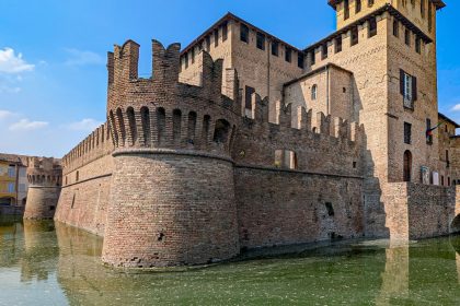 Fossato adacquato della Rocca Sanvitale di Fontanellato. Foto sul blog di viaggi "Nerd in Spalla: viaggiatori poco seri"