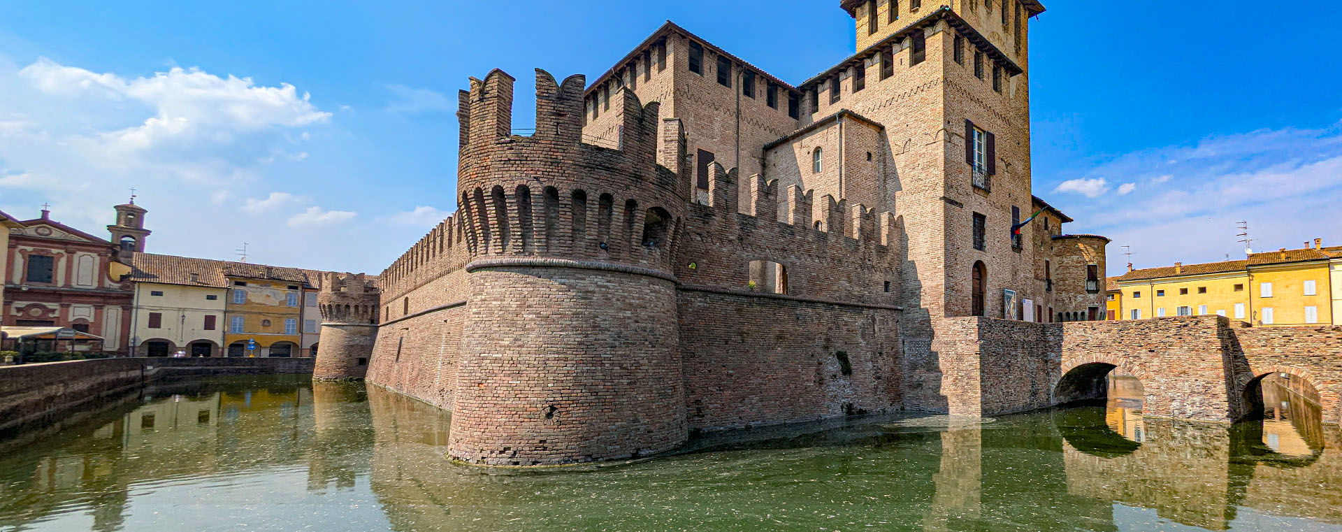 Fossato adacquato della Rocca Sanvitale di Fontanellato. Foto sul blog di viaggi "Nerd in Spalla: viaggiatori poco seri"