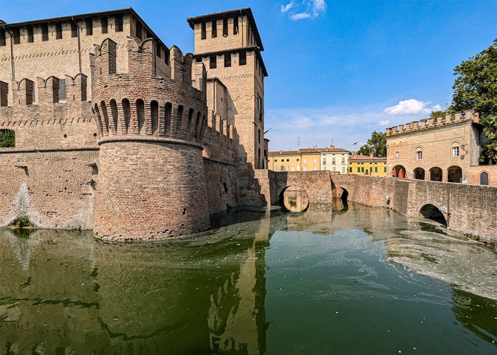 Fossato della Rocca Sanvitale di Fontanellato. Foto sul blog di viaggi "Nerd in Spalla: viaggiatori poco seri"