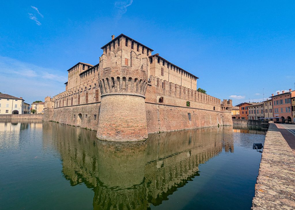 Rocca Sanvitale di Fontanellato con vista del fossato e della piazza. Foto sul blog di viaggi "Nerd in Spalla: viaggiatori poco seri"