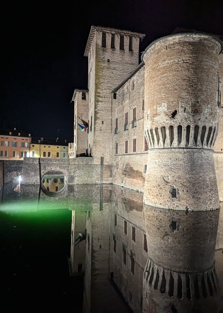 Rocca Sanvitale di Fontanellato in notturna. Foto sul blog di viaggi "Nerd in Spalla: viaggiatori poco seri"