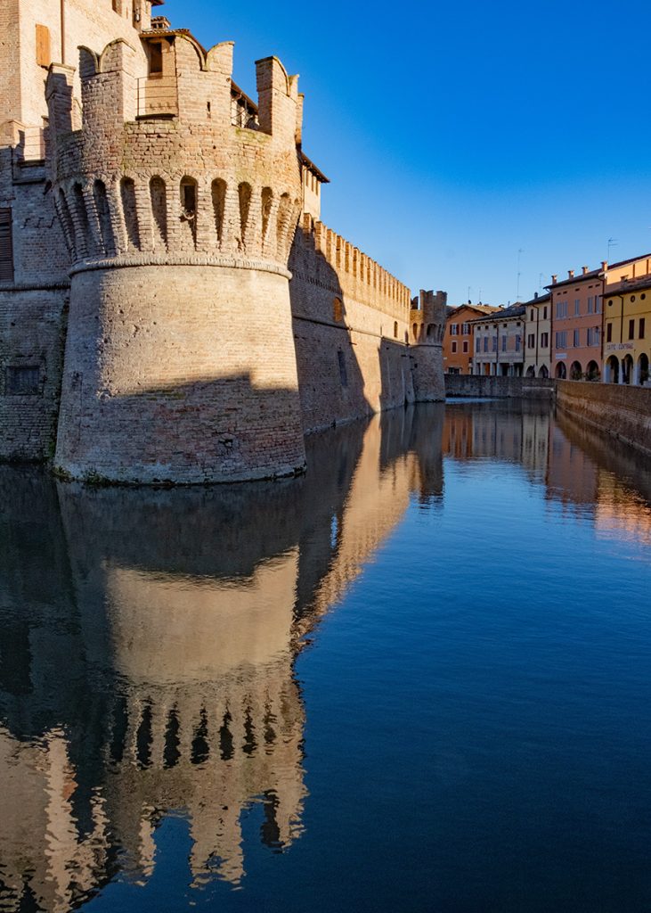 Rocca Sanvitale di Fontanellato riflessa nel fossato. Foto sul blog di viaggi "Nerd in Spalla: viaggiatori poco seri"