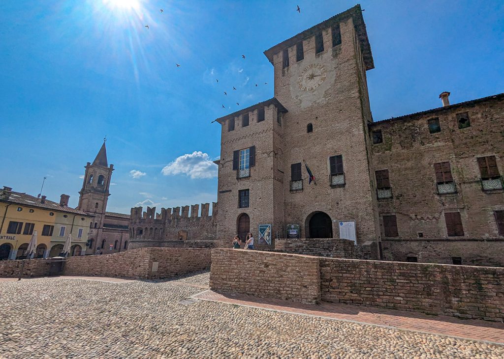 Torre dell'orologio della Rocca Sanvitale di Fontanellato. Foto sul blog di viaggi "Nerd in Spalla: viaggiatori poco seri"