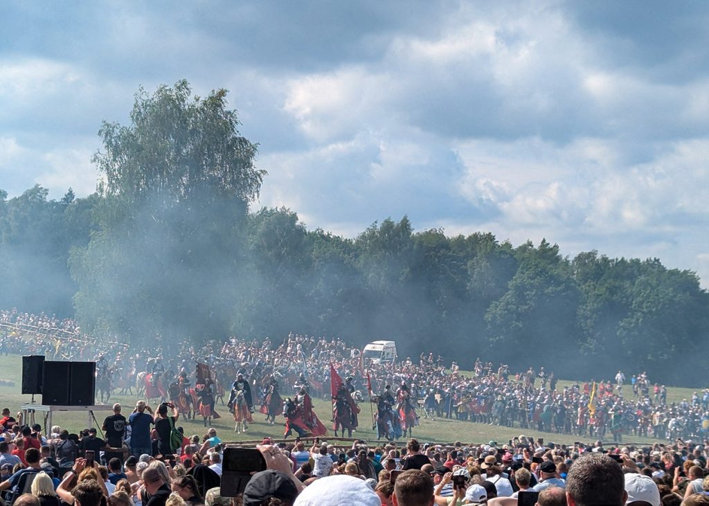 Uno schieramento alla rievocazione della battaglia di Grunwald in Polonia. Foto sul blog di viaggi "Nerd in Spalla: viaggiatori poco seri".
