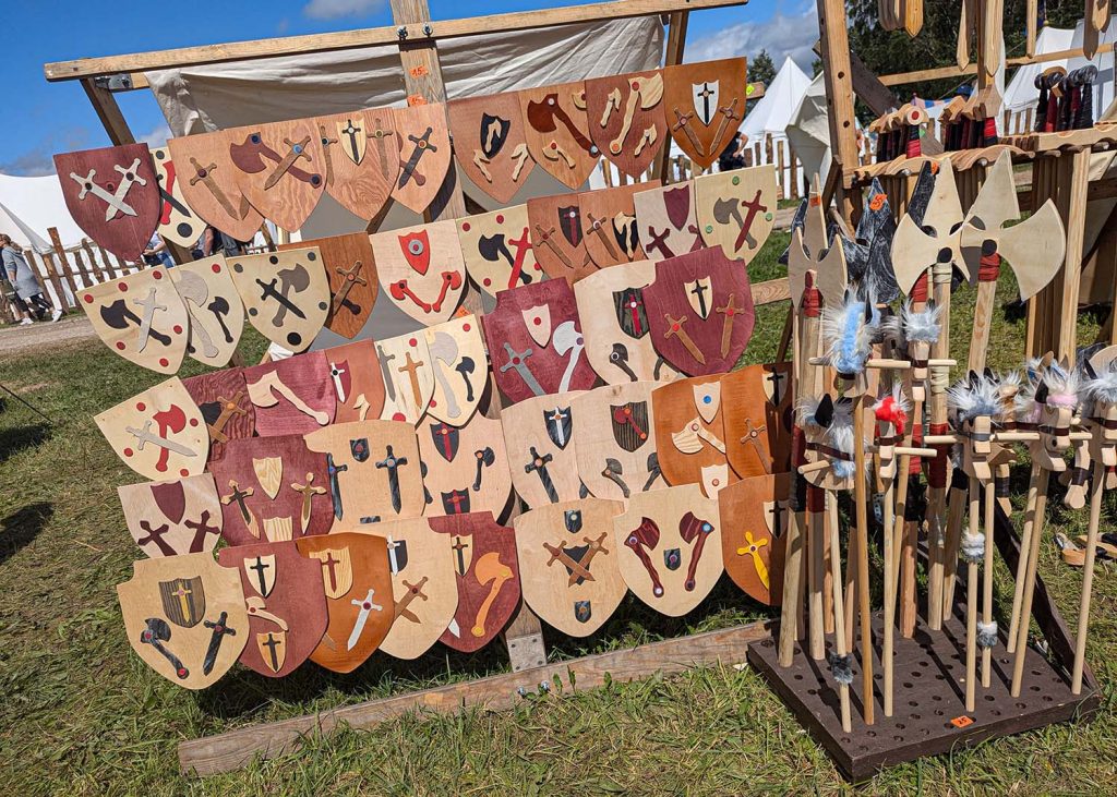 Spade e scudi di legno a Grunwald in Polonia. Foto sul blog di viaggi "Nerd in Spalla: viaggiatori poco seri".