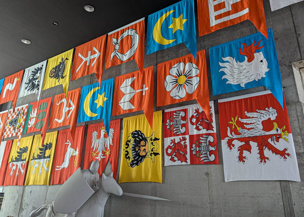Stendardi della battaglia di Grunwald nell'omonimo museo in Polonia. Foto sul blog di viaggi "Nerd in Spalla: viaggiatori poco seri".