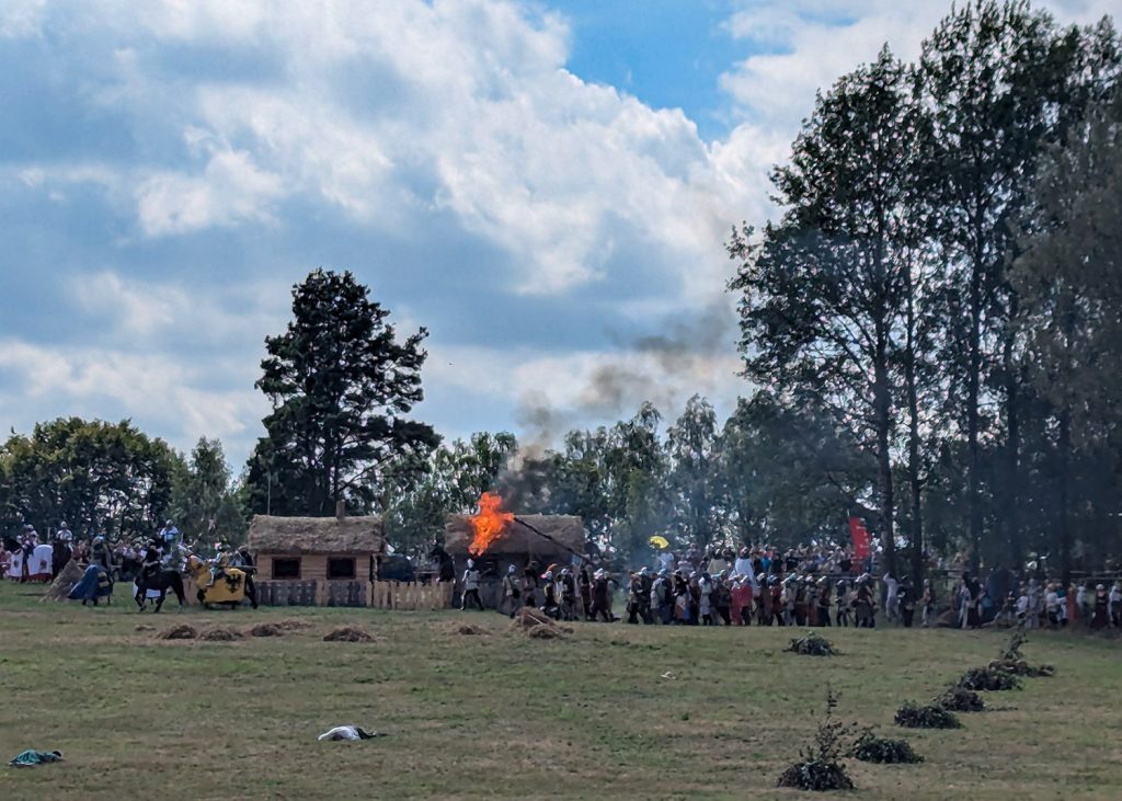 Villaggio in fiamme alla rievocazione della battaglia di Grunwald in Polonia. Foto sul blog di viaggi "Nerd in Spalla: viaggiatori poco seri".
