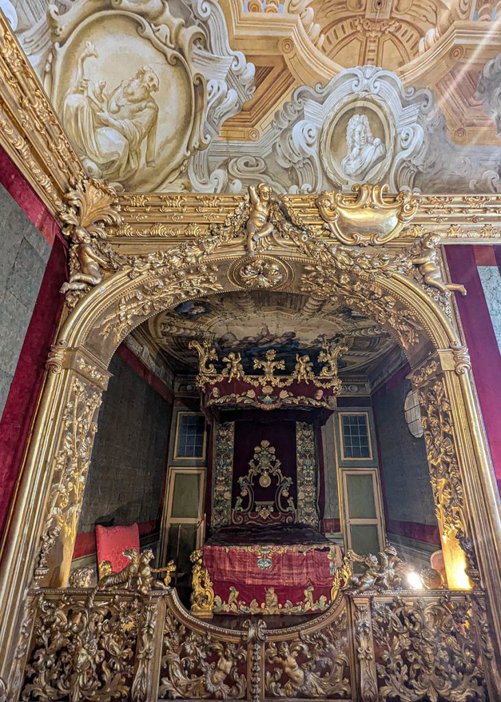 Camera nuziale a Rocca Meli Lupi di Soragna. Foto sul blog di viaggi "Nerd in Spalla: viaggiatori poco seri".
