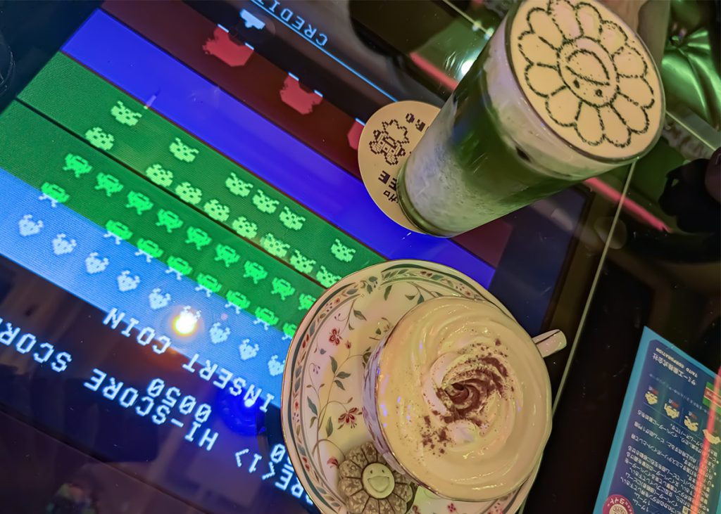 Un cappuccino in un bar a tema arcade a Tokyo. Foto su "Nerd in Spalla: viaggiatori poco seri".