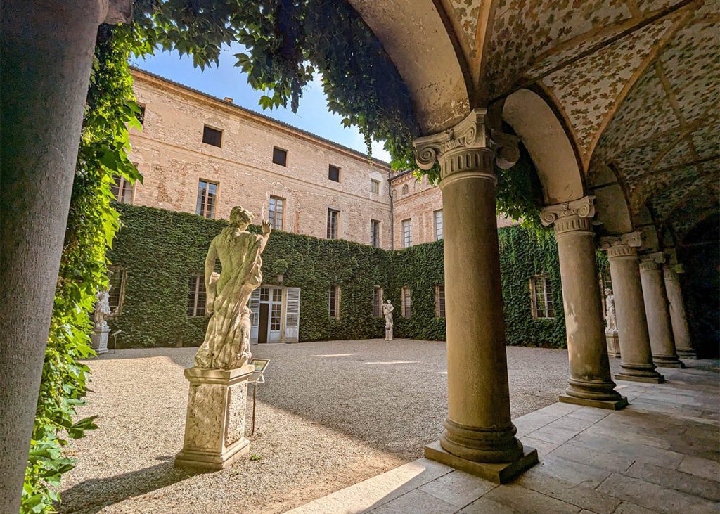 Cortile di Rocca Meli Lupi di Soragna. Foto sul blog di viaggi "Nerd in Spalla: viaggiatori poco seri".