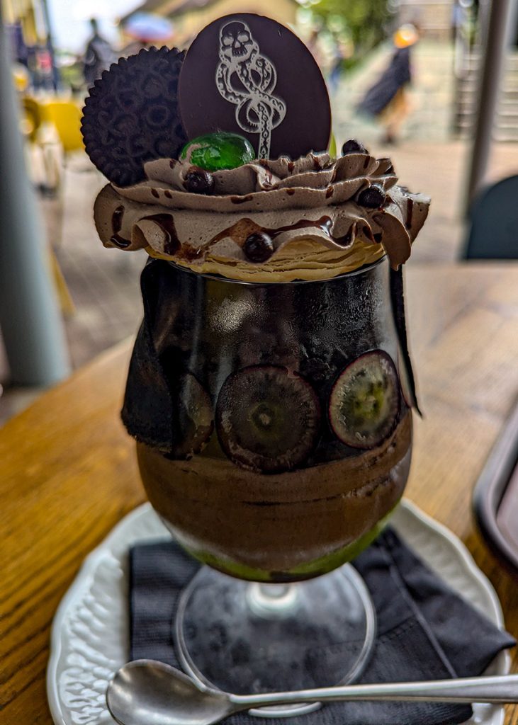 Un dolce a tema Mangiamorte (Harry Potter) ai Warner Studio Tour di Tokyo. I cibi a tema sono tra gli shock culturali da affrontare in Giappone. Foto su "Nerd in Spalla: viaggiatori poco seri".