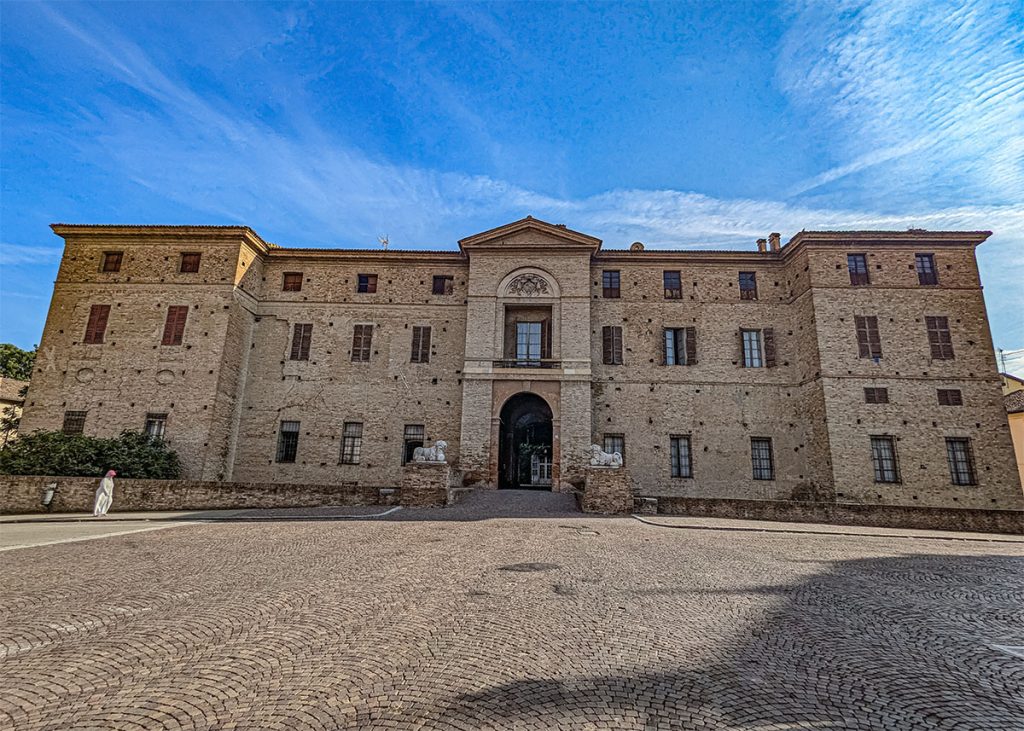 Esterno di Rocca Meli Lupi di Soragna. Foto sul blog di viaggi "Nerd in Spalla: viaggiatori poco seri".