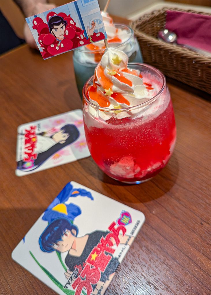 Float nel locale a tema Lamù a Tokyo. Foto su "Nerd in Spalla: viaggiatori poco seri".