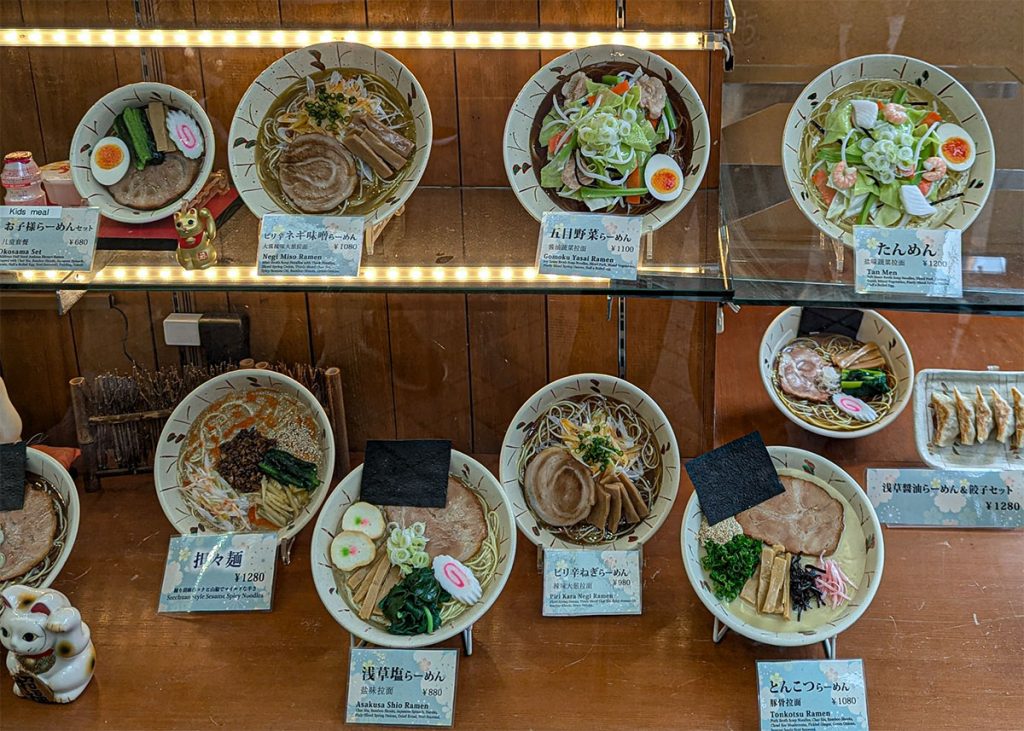 Piatti di cera nella vetrina di un ristorante in giappone. Foto su "Nerd in Spalla: viaggiatori poco seri".