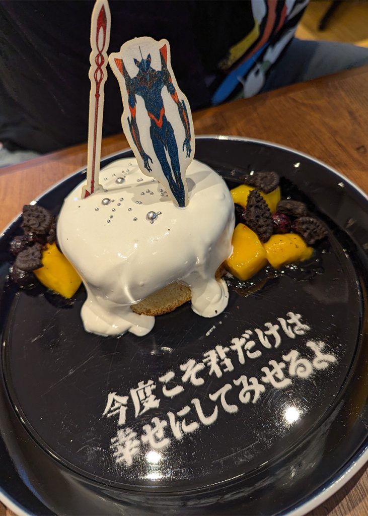 Un piatto nel locale a tema Evangelion a Tokyo. I cibi a tema sono tra gli shock culturali da affrontare in Giappone. Foto su "Nerd in Spalla: viaggiatori poco seri".
