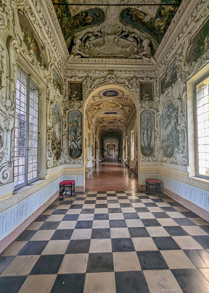 Galleria dei Poeti a Rocca Meli Lupi di Soragna. Foto sul blog di viaggi "Nerd in Spalla: viaggiatori poco seri".