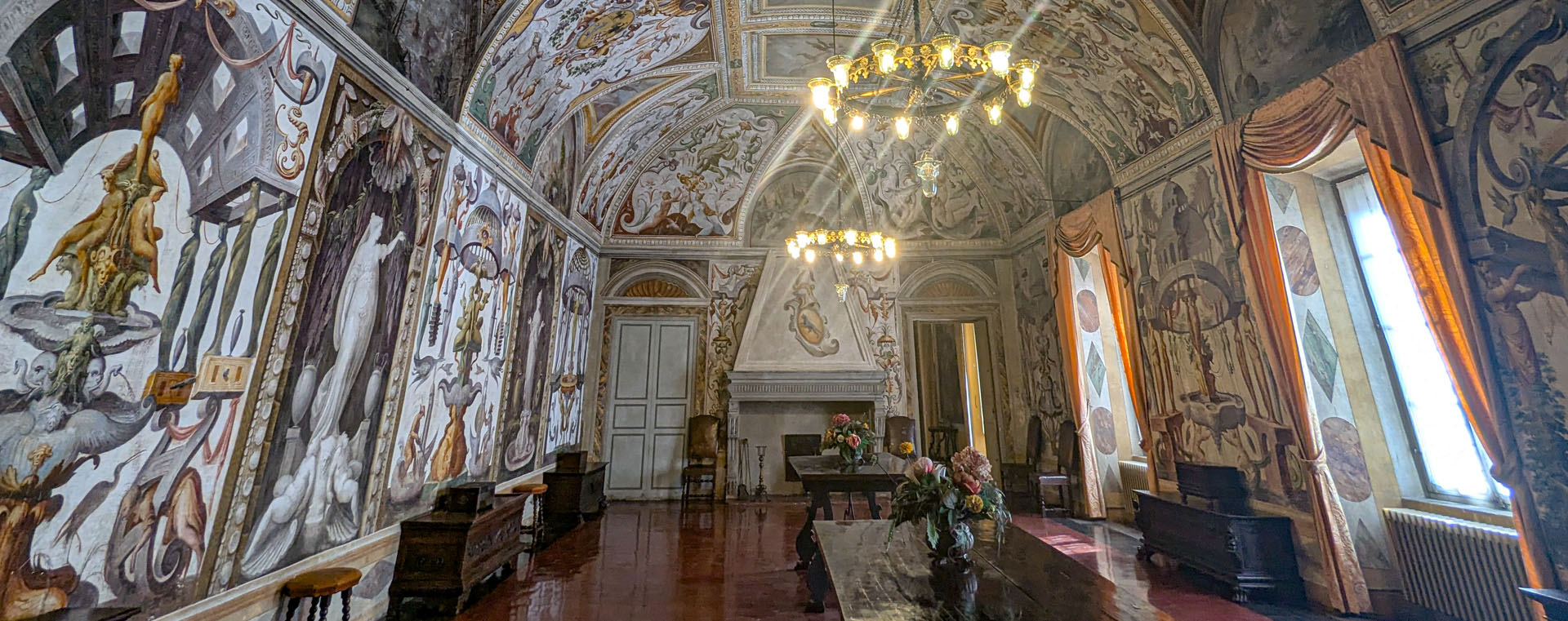 Sala del Baglioni a Rocca Meli Lupi di Soragna. Foto sul blog di viaggi "Nerd in Spalla: viaggiatori poco seri".