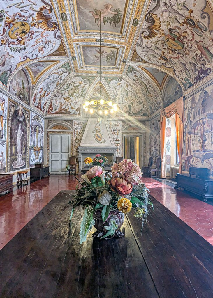 Grottesche nella Sala del Baglioni a Rocca Meli Lupi di Soragna. Foto sul blog di viaggi "Nerd in Spalla: viaggiatori poco seri".