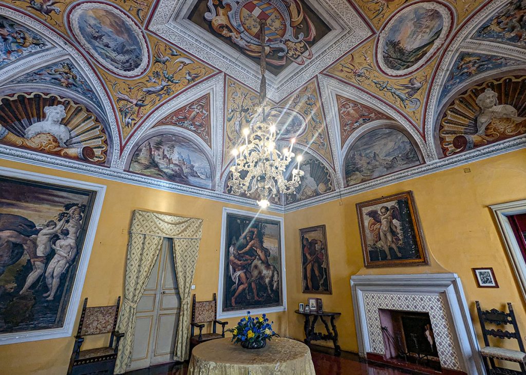 Sala Gialla a Rocca Meli Lupi di Soragna. Foto sul blog di viaggi "Nerd in Spalla: viaggiatori poco seri".