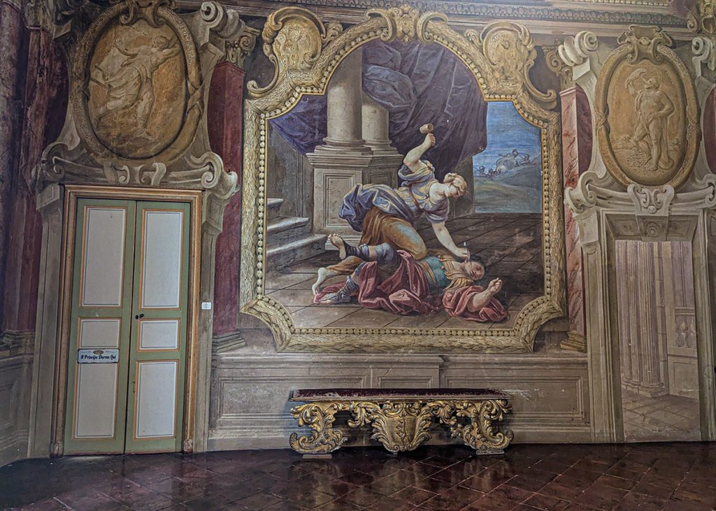 Giaele nella Sala delle Donne Forti a Rocca Meli Lupi di Soragna. Foto sul blog di viaggi "Nerd in Spalla: viaggiatori poco seri".