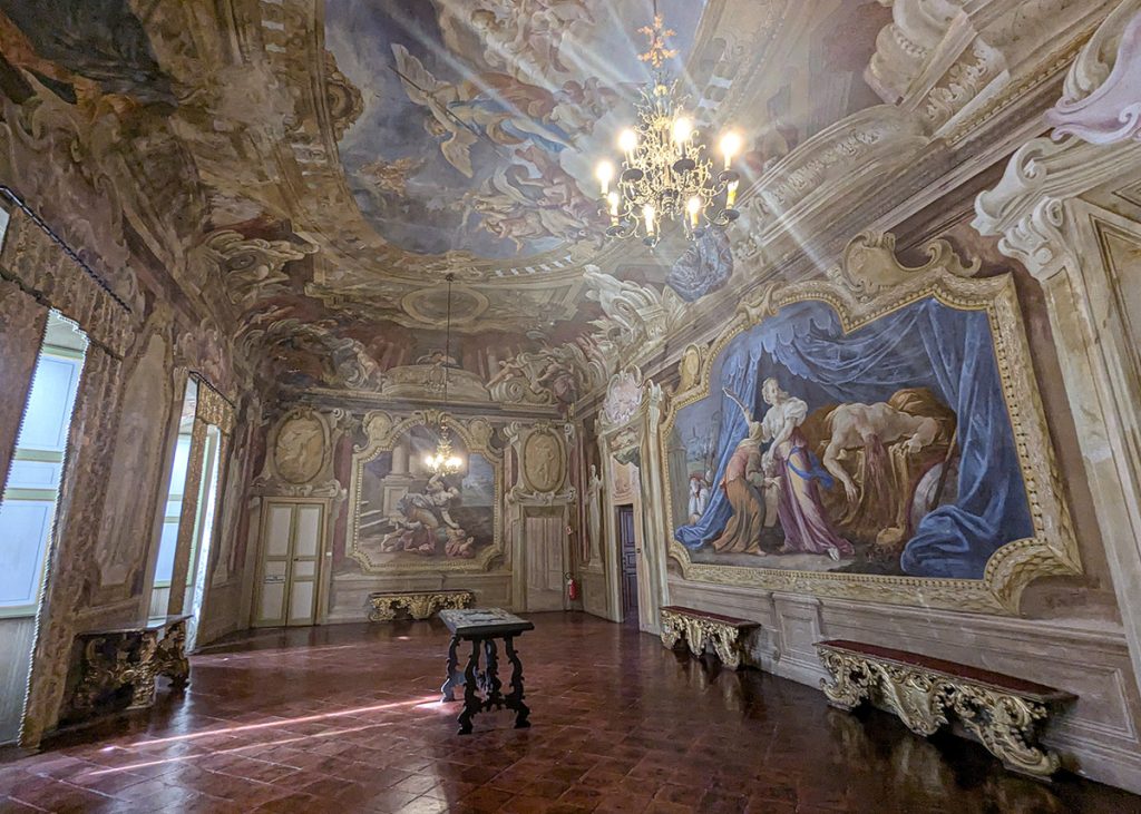Sala della Donne Forti a Rocca Meli Lupi di Soragna. Foto sul blog di viaggi "Nerd in Spalla: viaggiatori poco seri".