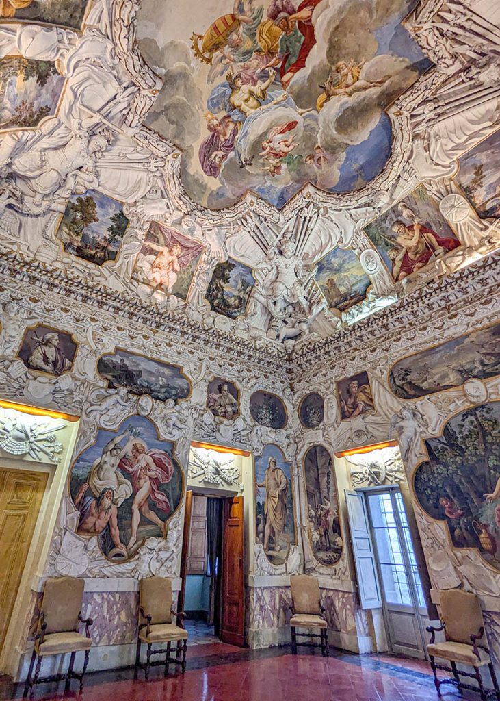 Sala degli Stucchi a Rocca Meli Lupi di Soragna. Foto sul blog di viaggi "Nerd in Spalla: viaggiatori poco seri".