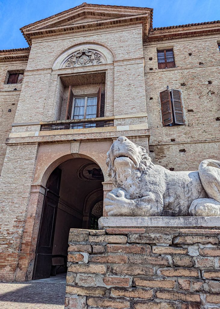 Statua davanti a Rocca Meli Lupi di Soragna. Foto sul blog di viaggi "Nerd in Spalla: viaggiatori poco seri".