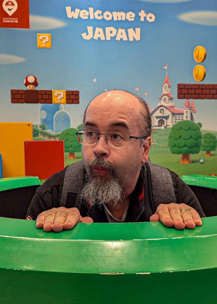 Il Teo come Super Mario all'arrivo in Giappone. Foto su "Nerd in Spalla: viaggiatori poco seri".