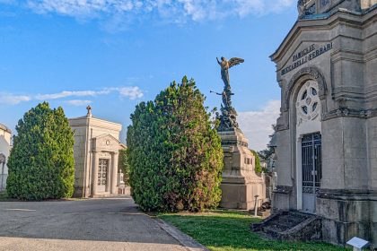 Tombe centrali al cimitero della Villetta di Parma. Foto sul blog di viaggi "Nerd in Spalla: viaggiatori poco seri".