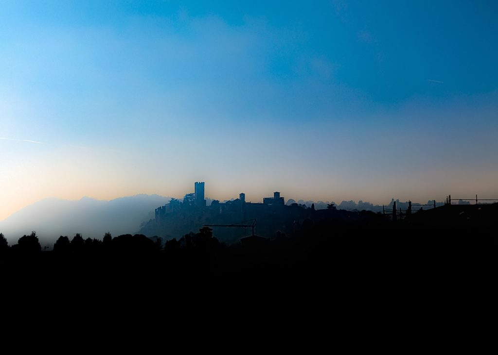 Silhouette e cielo a Castell'Arquato (Piacenza) alla sera. Foto di Nerd in Spalla.
